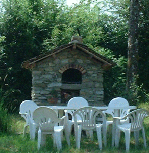 Le puit et le barbecue de Nadine et Georges MACARY&nbsp;&agrave; Conc&egrave;ze  Etang priv&eacute; de 0,90 ha pour la p&ecirc;che situ&eacute; a moins d'un km du g&icirc;te de Leycuras